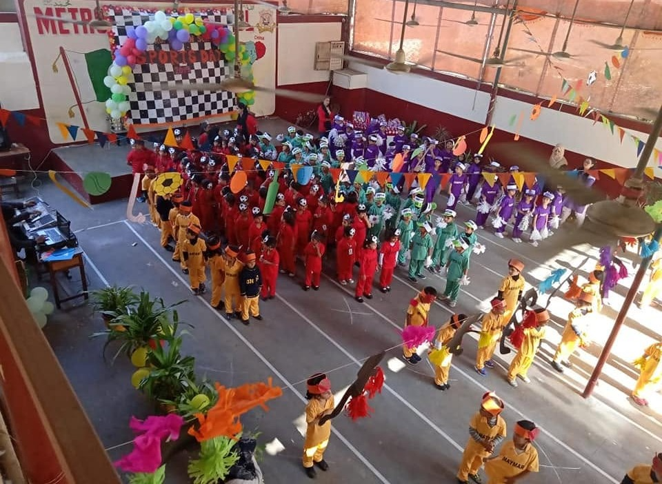 Student raising hand in Metropolitan School classroom